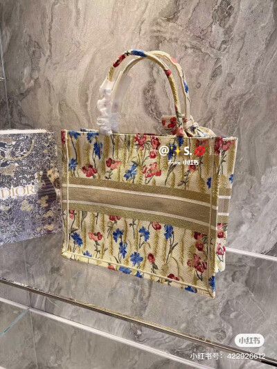 Dior
田园风情十足的刺绣设计，与普通老花款托特相比多了几分温柔优雅~
包身上面的花朵簇拥的刺绣，俏皮又温柔，再配_上包包的颜色，妥妥的复古风呀。