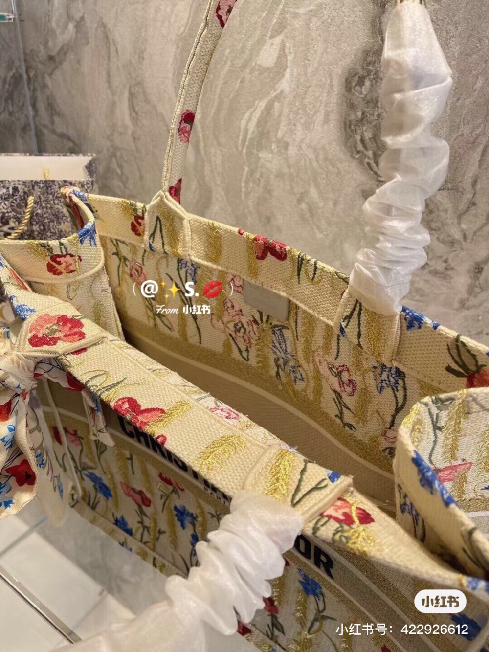 Dior
田园风情十足的刺绣设计，与普通老花款托特相比多了几分温柔优雅~
包身上面的花朵簇拥的刺绣，俏皮又温柔，再配_上包包的颜色，妥妥的复古风呀。