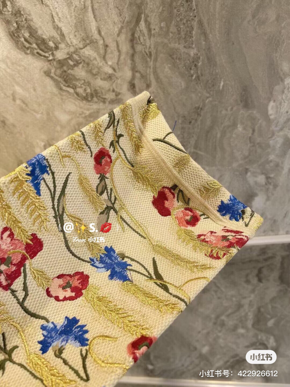 Dior
田园风情十足的刺绣设计，与普通老花款托特相比多了几分温柔优雅~
包身上面的花朵簇拥的刺绣，俏皮又温柔，再配_上包包的颜色，妥妥的复古风呀。