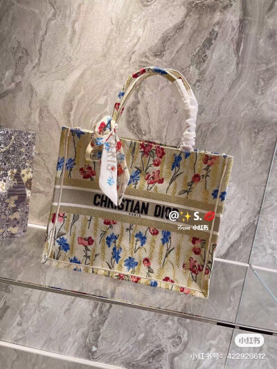 Dior
田园风情十足的刺绣设计，与普通老花款托特相比多了几分温柔优雅~
包身上面的花朵簇拥的刺绣，俏皮又温柔，再配_上包包的颜色，妥妥的复古风呀。