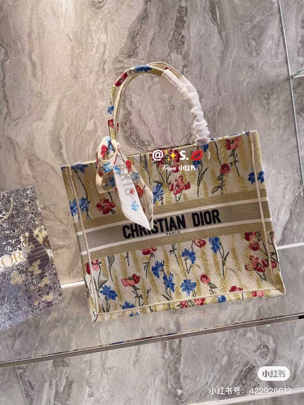 Dior
田园风情十足的刺绣设计，与普通老花款托特相比多了几分温柔优雅~
包身上面的花朵簇拥的刺绣，俏皮又温柔，再配_上包包的颜色，妥妥的复古风呀。