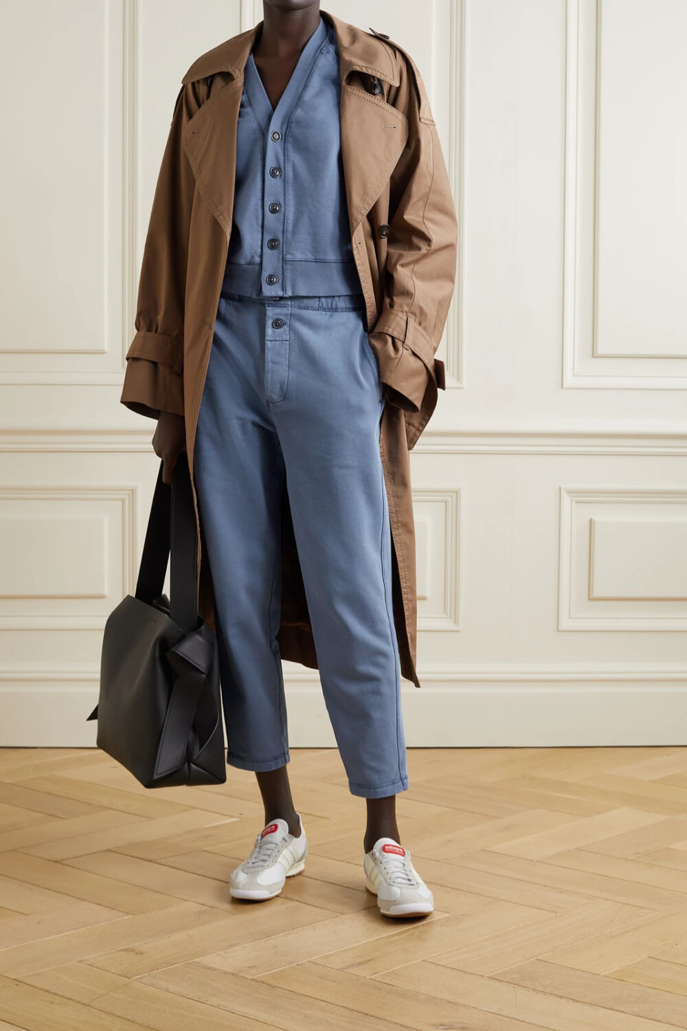 Alex Mill 这款 “Davie” 开襟衫以柔软的反面毛圈平纹布裁就，质感如卫衣般柔软亲肤。它版型宽松，深 V 领口散发休闲气息。建议与配套运动裤成套穿着。