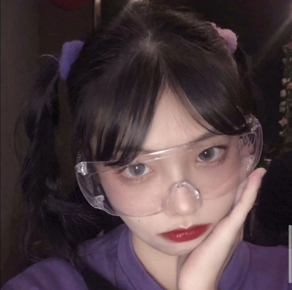 短期的高频聊天会产生暧昧感，这种感觉就像放烟火，新鲜感上头时，谁都是宝贝。