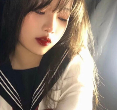 你那点模糊的好感让我喜欢了好久./女头
我们就像两条平行线 没有交集