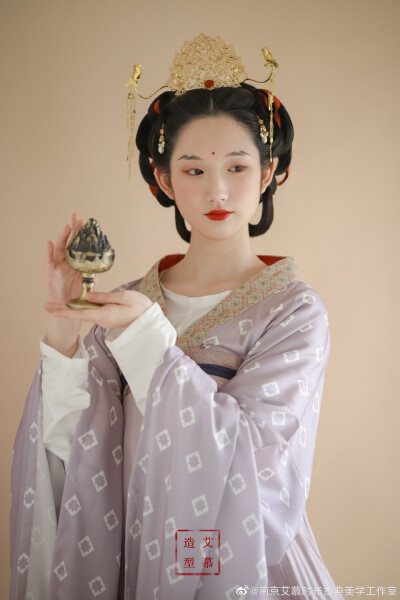 艾慕造型
妆发：@莫Mo_Makeup
服装：@上遥居汉服 ​​