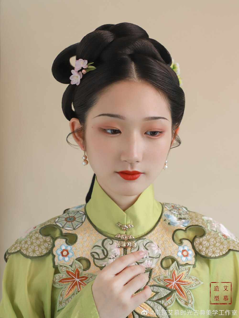 艾慕造型
古典造型课作品：清新温婉的明制。
妆发：@莫Mo_Makeup ​​