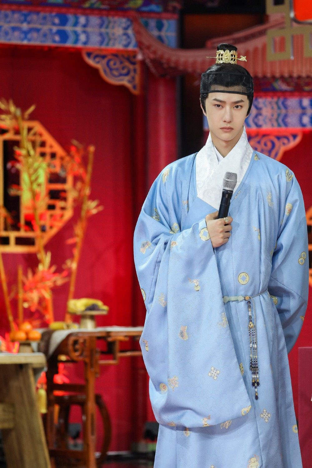 YIBO-OFFICIAL：
#天天向上王一博# 
王天天解锁新皮肤，好一位丰神俊朗、风度翩翩的儒雅公子呀！[抱一抱]
今晚十点 《天天向上》，和“潭州府三公子”@UNIQ-王一博 一起领略国风之美，感受厚重的中华历史文化。[牛牛哒] ​​​