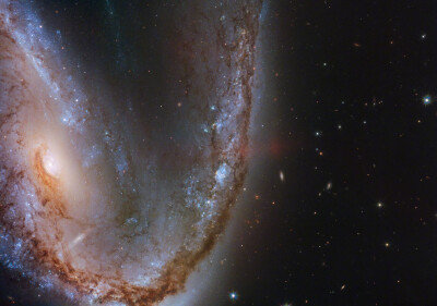 壮观的星系NGC 2442，又称肉钩星系，位于飞鱼座，距离我们大约5000万光年