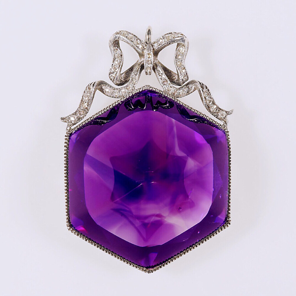 The Siberian Amethyst Brooch 这枚由紫水晶、钻石和白银共同组成的胸针，是俄国沙皇尼古拉二世和亚历山德拉·费奥多罗夫娜皇后1909年访英时送给玛丽王后（当时还是威尔士王妃）的礼物。胸针整体是一块巨大的西伯利亚所产紫水晶，它被镶嵌在一个开口的支架中，上方还镶嵌有钻石和白银的蝴蝶结。胸针出自俄国著名珠宝商法贝热，3.9x2.4cm，重量16.9g。没见到玛丽王后之后佩戴它的照片，1953年女王继承之后也没碰过，之后只在有关沙俄皇室的展览里展出过。