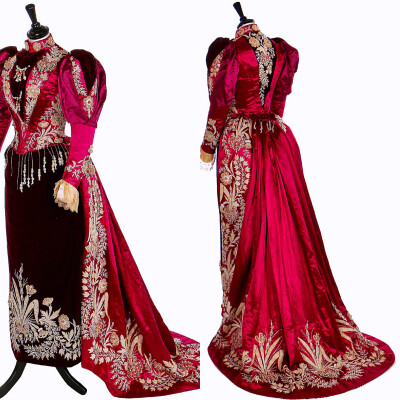 1890年代宫装。这件充满异域风情的紫红色宫装上采用了大量的珍珠装饰，茂盛的花草图案密密麻麻铺满上衣、裙摆和拖尾的边缘。裙子的主人是Ramasindrazana公主，马达加斯加末代女王腊纳瓦洛娜三世的姑妈，同时也是她的…