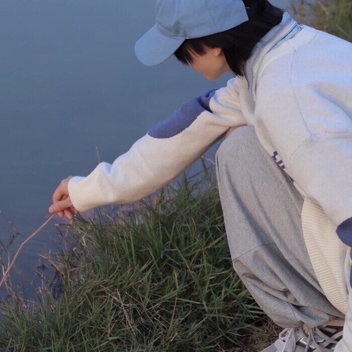 Glad you came from afar and did not know my past
庆幸你来自远方‚不知道我的过往。
#真人男头# 侵权删
