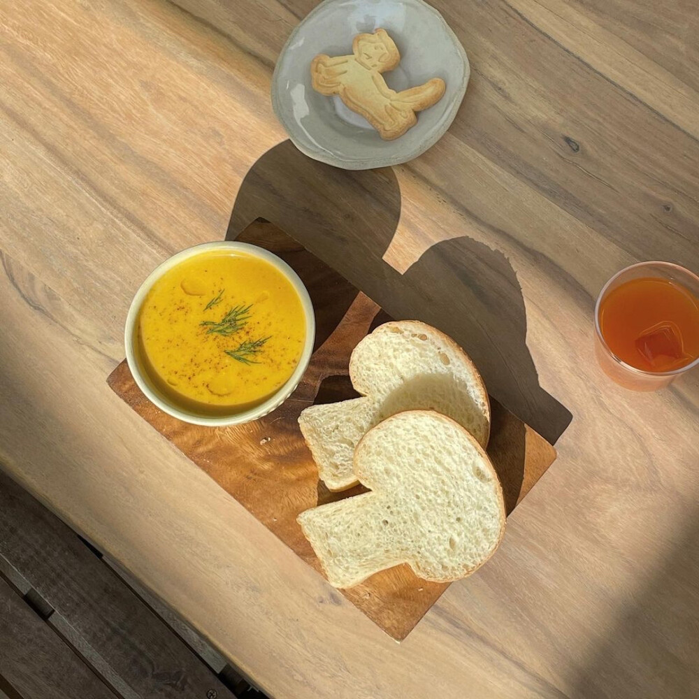 分享图片～ins风图片，一日三餐，每一天的坚持以后翻阅都是回忆，早餐，黑咖啡，圣女果，培根煎蛋三明治，南瓜汤，西柚汁，曲奇，法棍三明治，半熟芝士，草莓，意面，芝士碎煎蛋，芝士片火腿法棍。