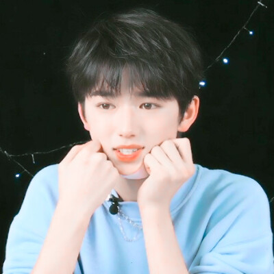 (๑>؂<๑）你看轩轩可爱吗！
#宋亚轩
◎林榆潇
cr.陆渝
贴纸.你的大炮我的菜