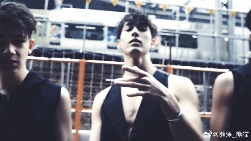 米卡 夏威夷
如果你想起夏威夷，你会想到阳光、沙滩、和平，和我。
