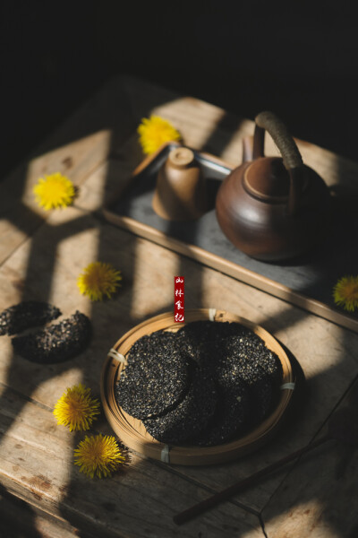 芝麻，在古时候被称作“八谷之冠”，所谓“小磨不知梦深处，香名美誉贡王侯”。