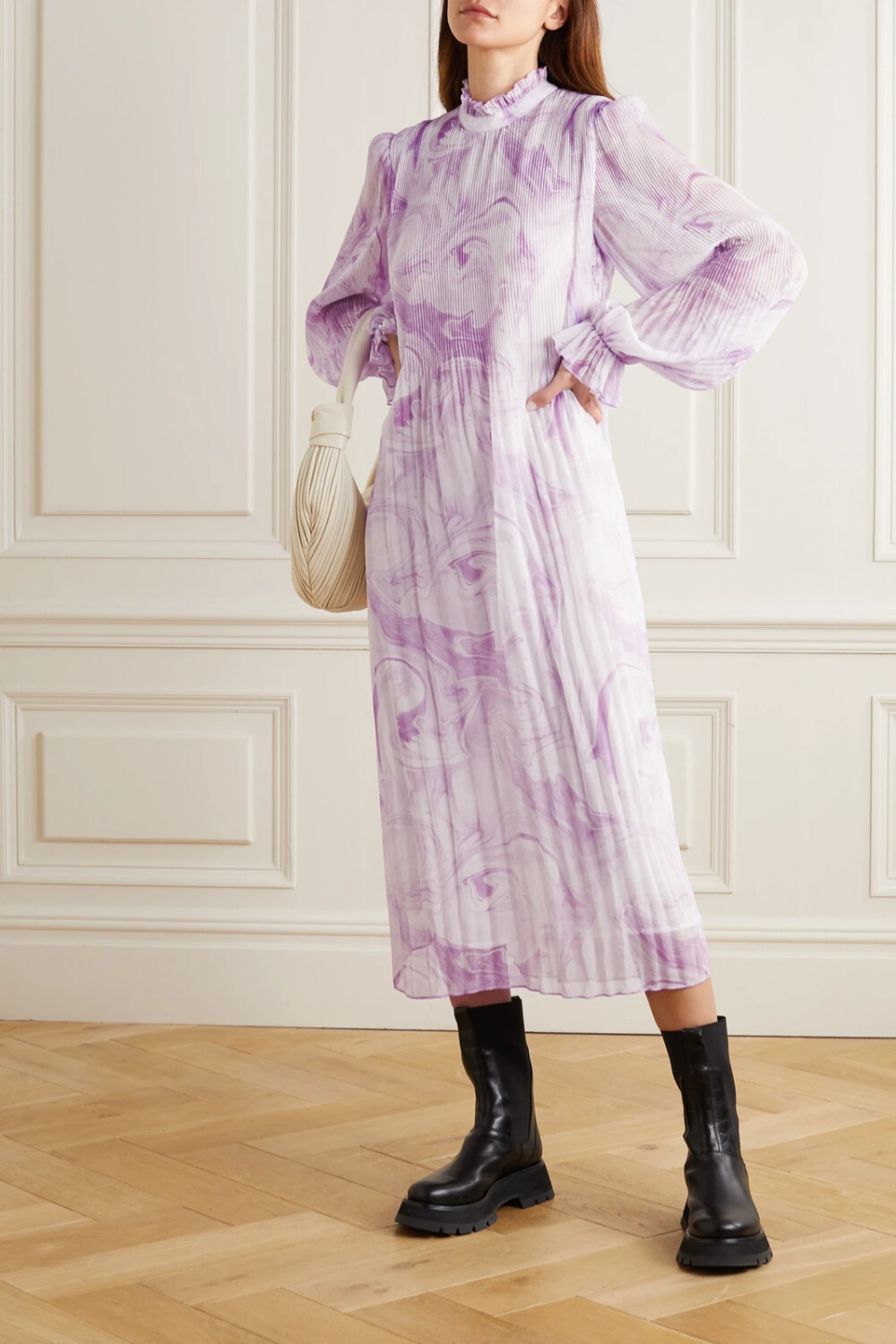 无论你将面临什么样的场合，总有一款 GANNI 连衣裙为你解决穿搭难题。这一版本出自 2021 春夏系列，它裁自轻盈顺滑的细褶乔其纱，宽松长袖增添浪漫气息，紫灰色大理石纹呼应本季主打元素。