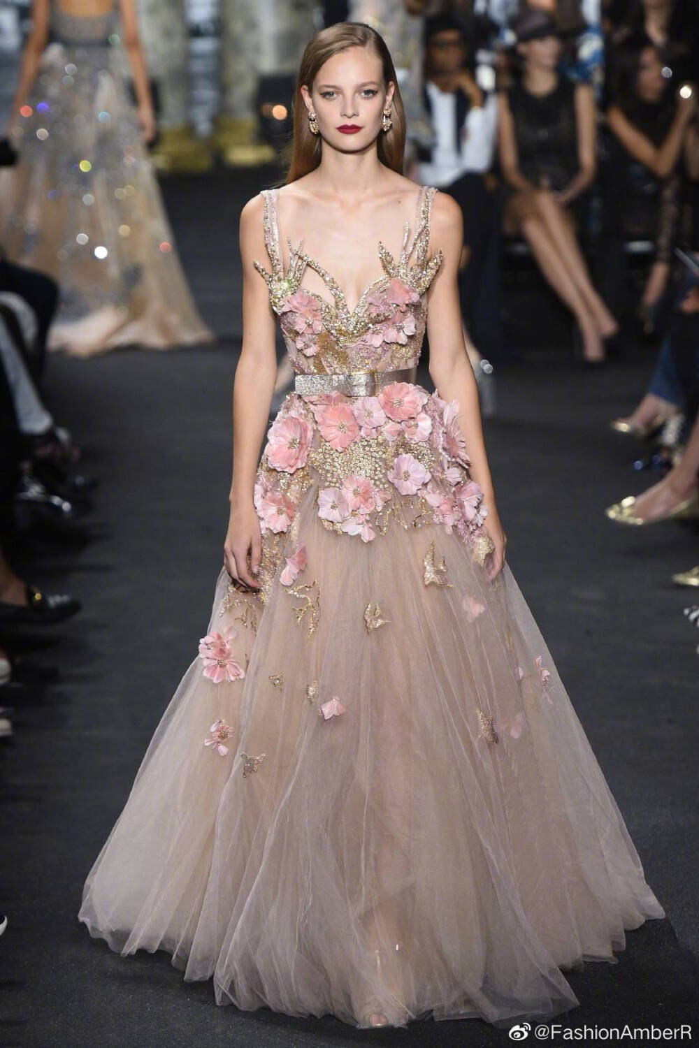 Elie Saab FALL 2016 COUTURE|
以40年代的纽约为灵感，完美融入摩天大厦、花草飞鸟等元素。除了精美的水晶刺绣、成串的细腻精致的羽毛、华丽的天鹅绒和闪耀的珠光面料，带来贵族般的视觉盛宴，让人眼花缭乱之外，这次还推出了母女装的高定礼服，连小朋友都有高定礼服了，可谓是时髦要趁早