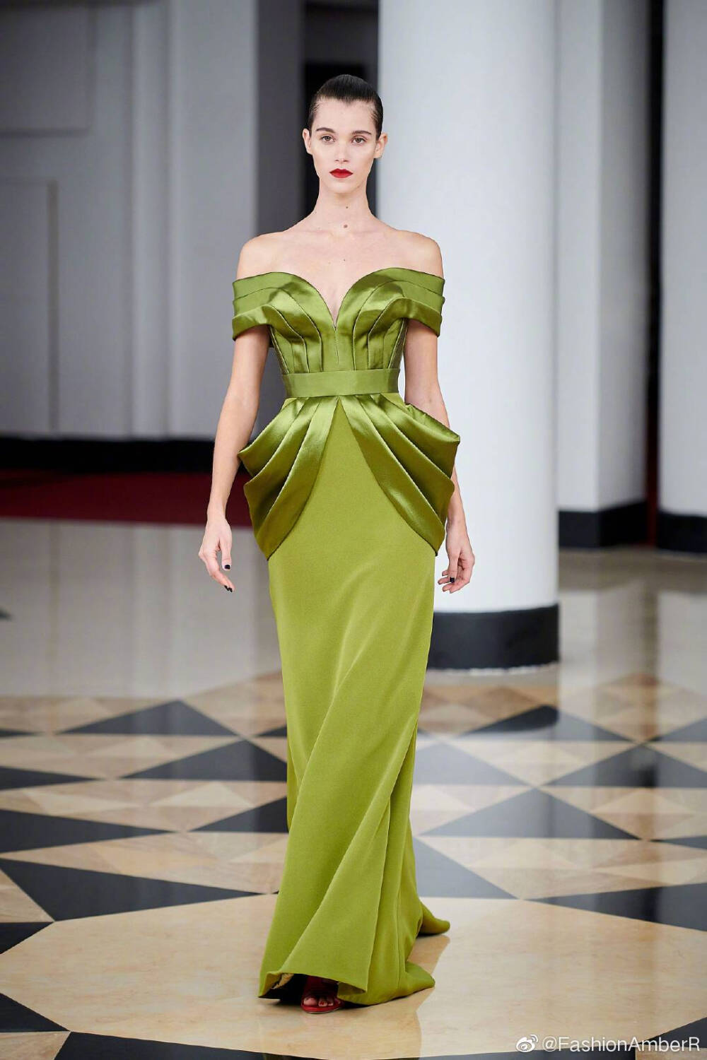 |Alexis Mabille SPRING 2021 COUTURE|
设计师将代表午夜的黑色与代表春天的柔和色调、花朵蜃景和闪闪发光的亮片的组合在一起，颜色的碰撞，趣味十足 