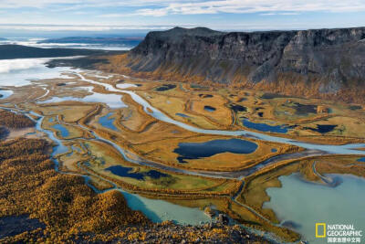  可爱的拉波尼亚
拉帕河（Rapa River）的在萨雷克国家公园（Sarek National Park）的山坡下蜿蜒流动。萨雷克国家公园是构成瑞典拉波尼安区世界遗产的六大保护区之一。 摄影：ORSOLYA HAARBERG