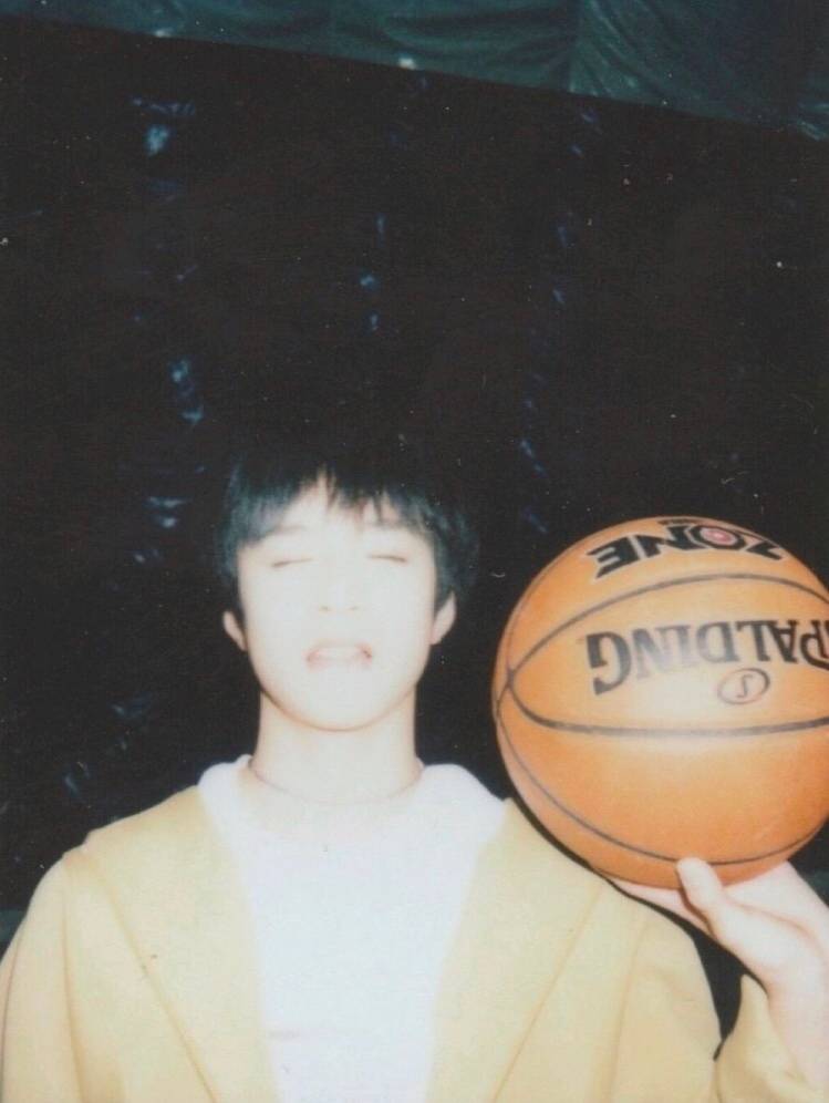 刘耀文 1拍立得
“凛冬散尽 星河长明