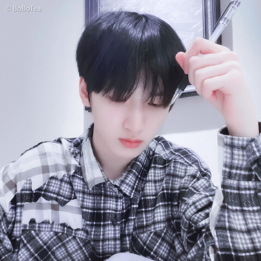 
# 严浩翔的自拍指南