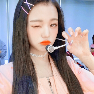 我卖个萌 姐姐就别生我气了嘛～
张元英/江柒甜