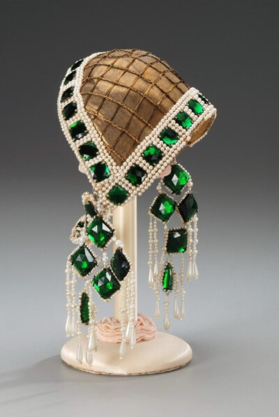 大富豪Marjorie Merriweather Post在1929年3月7日的棕榈滩Everglades化装舞会上穿的衣服。她打扮成朱丽叶，身着一套以1530年代意大利蓬蓬袖女装为灵感的橙红色织锦裙，搭配闪亮的浅金色窄袖，垂着金线和绉纱条纹相间…