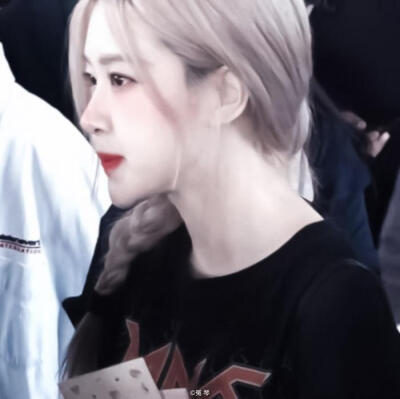 “人类的自信，来自于至高无上的荣耀。”
rosé©冤琴
cr唱辑