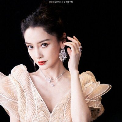 Angelababy｜Petal fishtail skirt