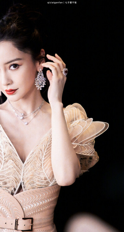 Angelababy｜Petal fishtail skirt