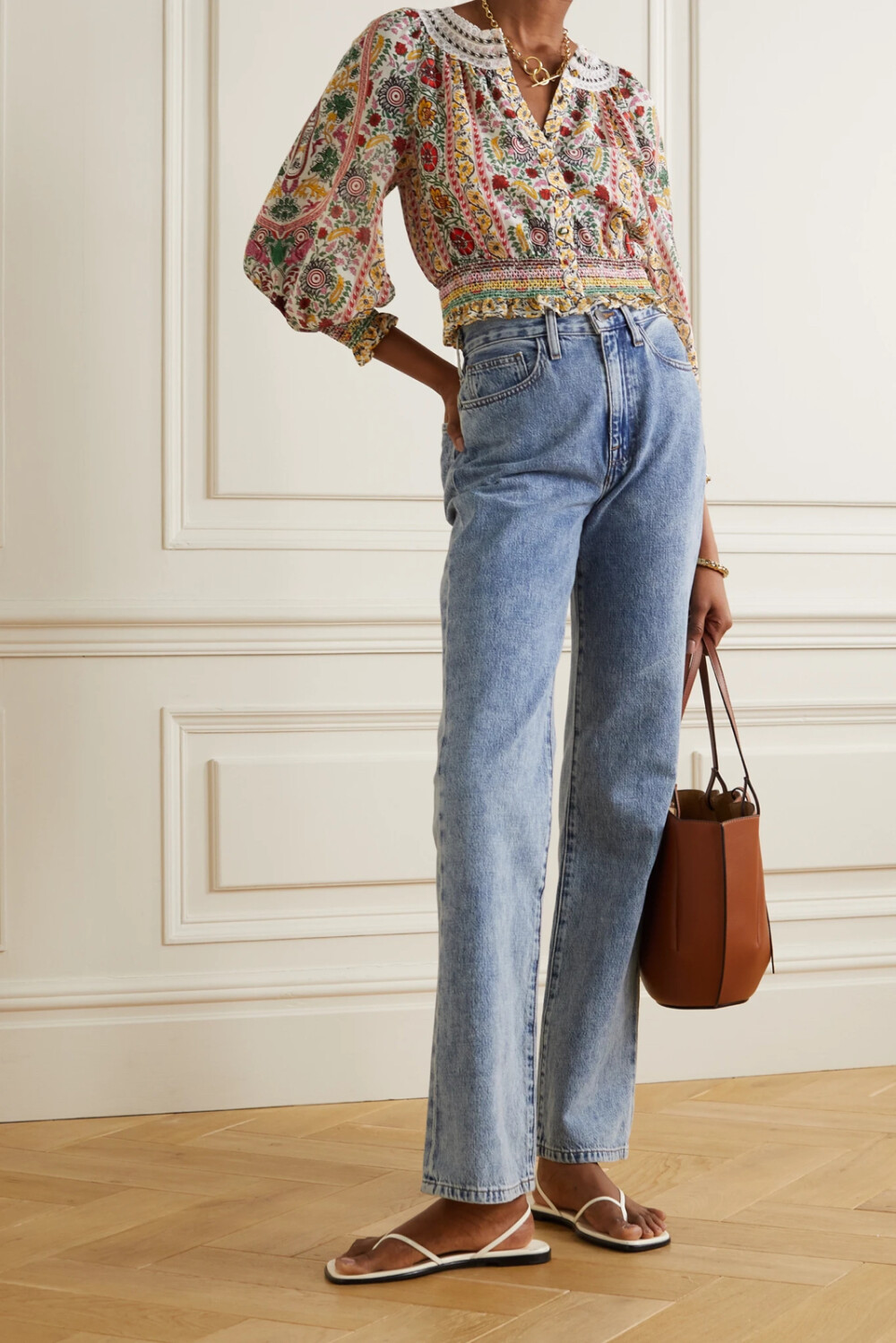 Alice + Olivia 这款 “Cherelle” 女衫布满了精致的碎花图案，其灵感源自仲夏之夜绽放的缤纷花朵。单品采用轻盈的棉丝混纺面料裁成，腰部和袖口的平行绉缝烘托出丰盈立体的衣身和泡泡袖。不妨搭配牛仔裤，再用色泽甜美的手提包或唇妆呼应娇美的玫瑰纹样。