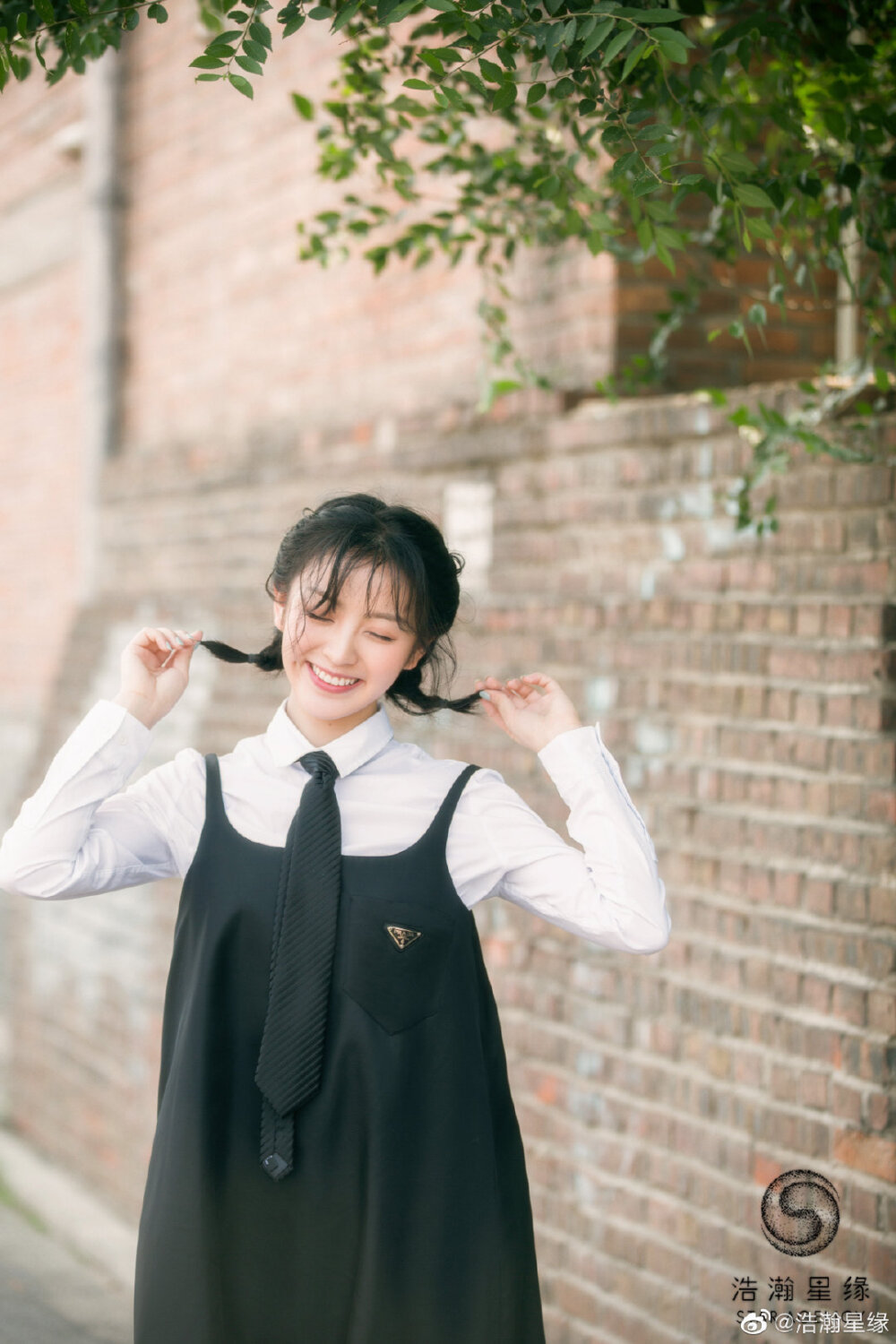 田曦薇乖乖双马尾学生装
