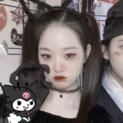 关于十八岁的记忆 夏藤不记得人言不记得黑暗 只记得那个小破县城里 放学后祁正硬塞进她嘴里的那颗酸梅 涩而硬酸的倒牙齿 她流泪 他就蹲在一旁放声狂笑