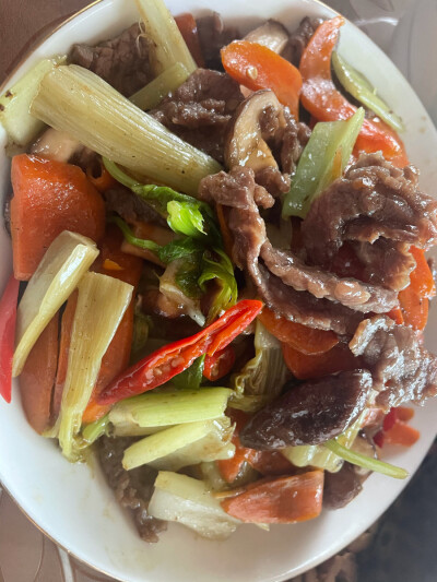 牛肉香菇萝卜西芹杂炒，营养又好吃