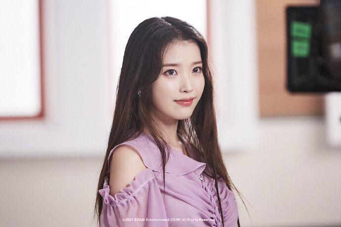  IU 正规五辑《LILAC》