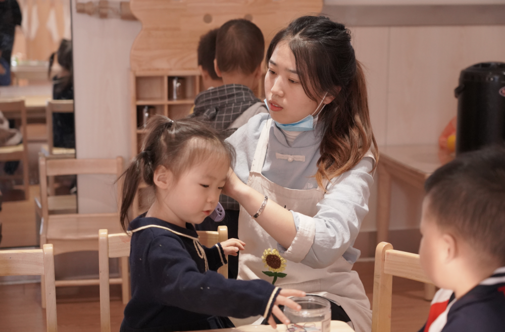 德瑞幼儿园每一个老师都是那么有爱，蒙台梭利的“爱和自由”真的不是说出来的，而是做出来的！