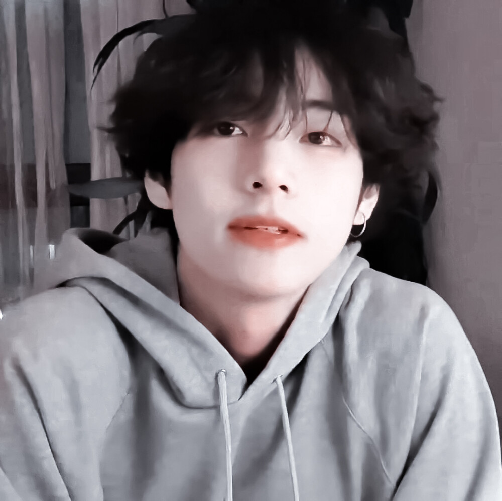 我去买生蚝 回家的路上生蚝全都跳下袋子 钻到了泥土里 原来这就叫蚝喜欢泥
金泰亨/原截唱辑
@蔻慝