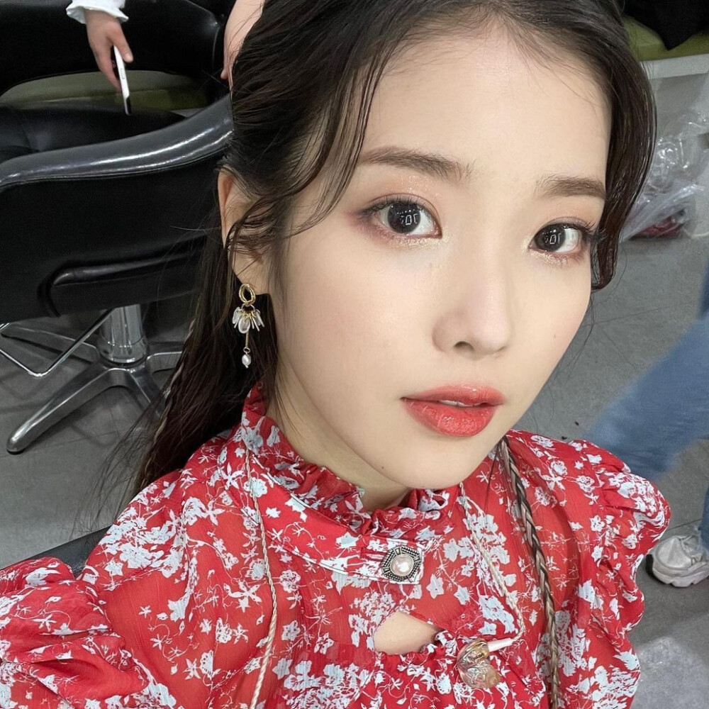 IU可二改6张丨十三幺套图可二改
抱图看介绍￤收藏点赞专辑