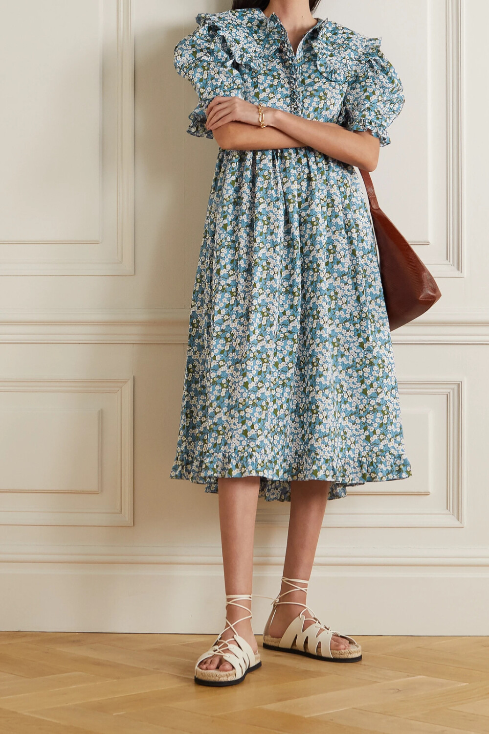 Horror Vacui 向来以打造浪漫美衣见长。这款 “Antonia” 连衣裙以花卉印花纯棉府绸精心裁就，设有超大号清教徒领、柔美泡泡袖和丰盈的荷叶边饰。不妨探索多样搭配，踏上一双乐福鞋或黄麻坡跟鞋。