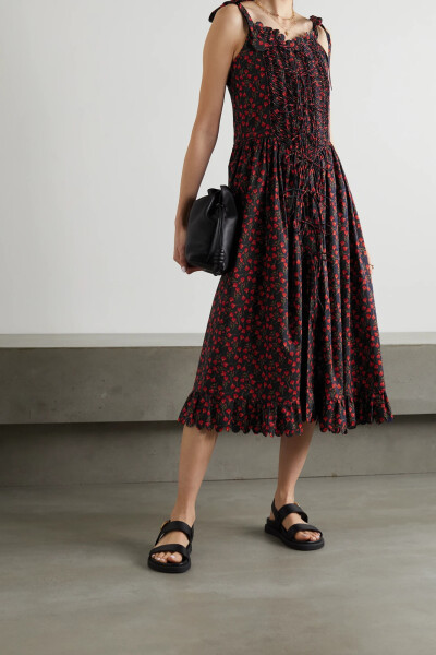 Anna Heinrichs 从复古睡衣中汲取灵感，打造出 Horror Vacui 的精美裙装。这款 “Thekla” 连衣裙裁自纯棉府绸，铺满碎花图案，扇贝边平添了几分趣怪少女感，肩带还可系成甜美蝴蝶结。