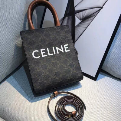 CELINE/赛琳 托特包 日常搭配 闭眼入
Celine老花近年来越来越流行了
mini号真的太可爱了，
手拎或者斜挎都炒鸡好看
而且这款真的超级超级百搭