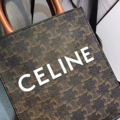 CELINE/赛琳 托特包 日常搭配 闭眼入
Celine老花近年来越来越流行了
mini号真的太可爱了，
手拎或者斜挎都炒鸡好看
而且这款真的超级超级百搭