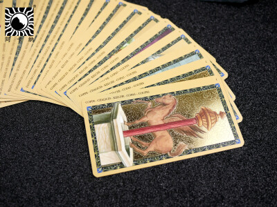 【黄金文艺复兴塔罗牌Golden Tarot Renaissance】 这副牌根据15世纪一副古老的塔罗牌重新绘制而成 复古牌面与烫金工艺结合，让整副牌显得雍容华贵 古老的智慧添加一些诡谲的元素，使这副牌更显独特~ 种草请到--中华…