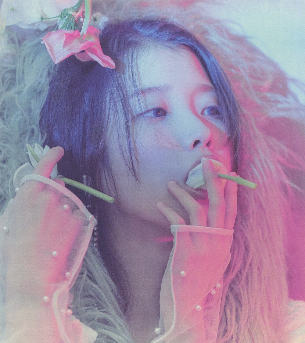 iu 李知恩 正规五辑内页扫图 吃花的仙子