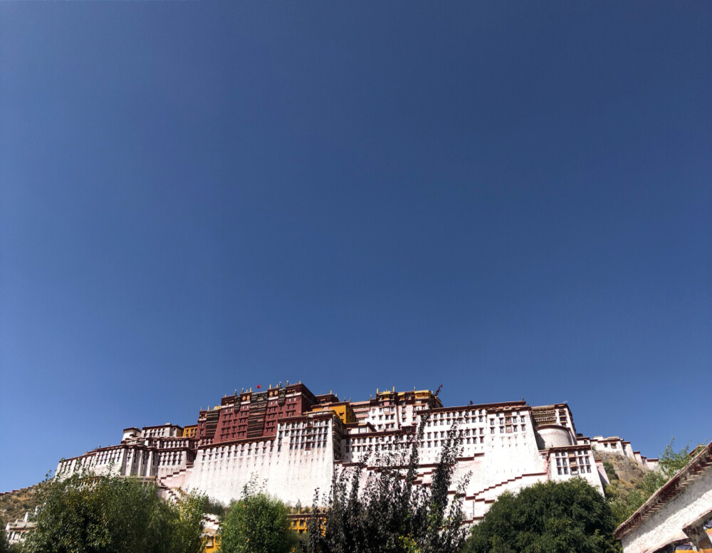 西藏是一个不需要加滤镜的地方，因为自带滤镜