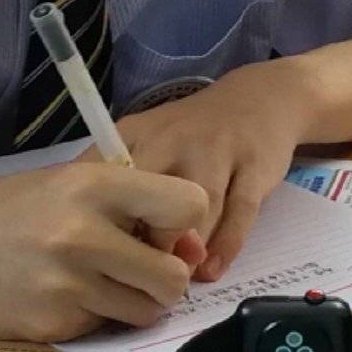 “我试图用那些漂亮的句子来形容你。
但是不行。
我字字推敲写出长长一段话。
你眉眼一弯熠熠生辉。
就让我觉得。不行。
这些文字写不出你眼里的星辰。
写不出你唇角的春风。
无论哪个词。
都及不上你半分的惊艳。”
——《鲨鱼》