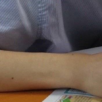 “我试图用那些漂亮的句子来形容你。
但是不行。
我字字推敲写出长长一段话。
你眉眼一弯熠熠生辉。
就让我觉得。不行。
这些文字写不出你眼里的星辰。
写不出你唇角的春风。
无论哪个词。
都及不上你半分的惊艳。”…