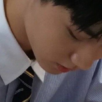 “我试图用那些漂亮的句子来形容你。
但是不行。
我字字推敲写出长长一段话。
你眉眼一弯熠熠生辉。
就让我觉得。不行。
这些文字写不出你眼里的星辰。
写不出你唇角的春风。
无论哪个词。
都及不上你半分的惊艳。”…