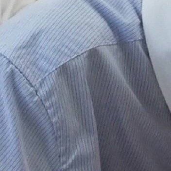 “我试图用那些漂亮的句子来形容你。
但是不行。
我字字推敲写出长长一段话。
你眉眼一弯熠熠生辉。
就让我觉得。不行。
这些文字写不出你眼里的星辰。
写不出你唇角的春风。
无论哪个词。
都及不上你半分的惊艳。”…