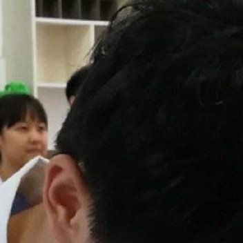 “我试图用那些漂亮的句子来形容你。
但是不行。
我字字推敲写出长长一段话。
你眉眼一弯熠熠生辉。
就让我觉得。不行。
这些文字写不出你眼里的星辰。
写不出你唇角的春风。
无论哪个词。
都及不上你半分的惊艳。”…